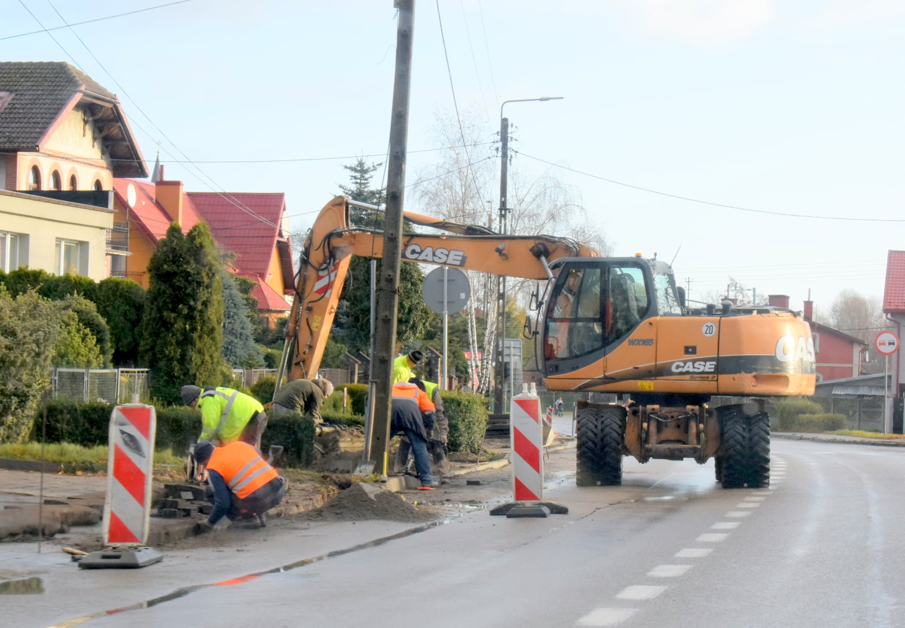 Na zdjęciu ekpia remontowa na drodze wojewódzkiej numer 224 w Skarszewach w trakcie prac